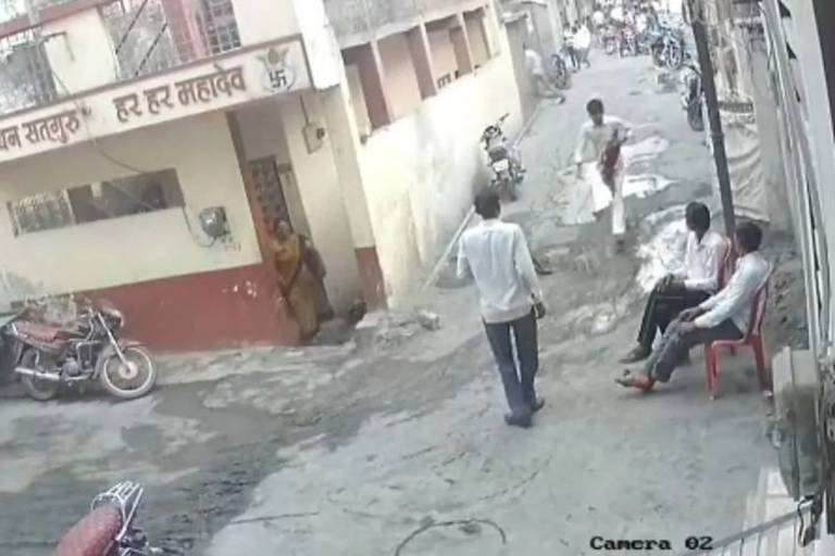 इंदौर: 8 साल के मासूम बेटे के सामने पिता की चाकू मारकर हत्या, घायल होने के बाद भी 100 मीटर तक बदमाशों को खदेड़ा